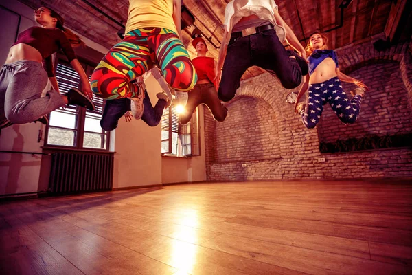 Modern dancing group practice dancing in jump — Stock Photo, Image