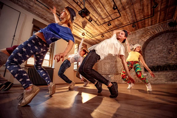 Επαγγελματική τους ανθρώπους άσκηση κατάρτιση χορού στο studio — Φωτογραφία Αρχείου