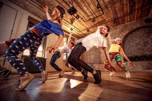 Gente profesional ejercitando entrenamiento de danza en estudio —  Fotos de Stock