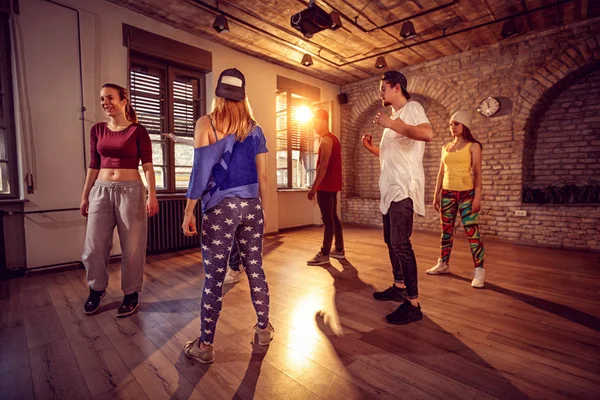 Aula de bailarino profissional no ginásio urbano — Fotografia de Stock