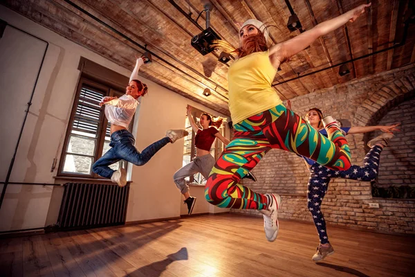 Группа современных танцоров, прыгающих во время музыки — стоковое фото