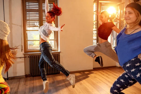 Pessoas profissionais treinando danças modernas em estúdio — Fotografia de Stock