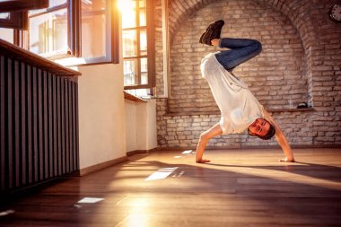 Hip hop yaşam tarzı kavramı - sokak sanatçı break dans hareketleri gerçekleştirme