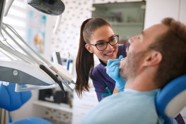 Diş hekimi hastanın diş diş Kliniği üzerinde seyir
