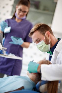 Diş hekimi çalışıyor.