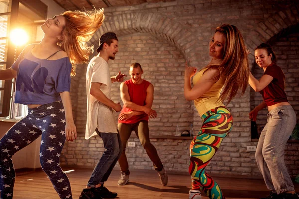 Gruppe moderner Street-Art-Breakdancer tanzt im Atelier — Stockfoto