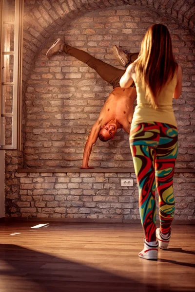 Smiling hip-hop dancer performing — Stock Photo, Image