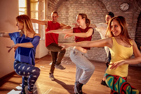 Dansare utövar dansträning i studio — Stockfoto