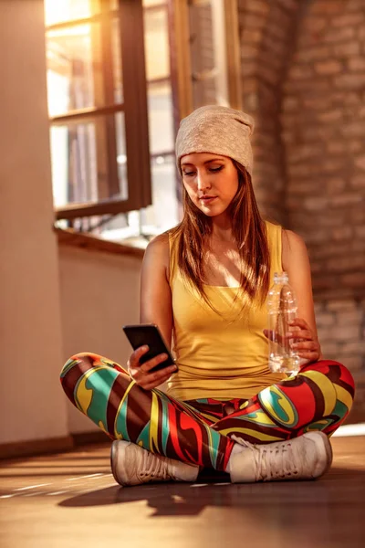 Städtische Girl holding Smartphone SMS messaging — Stockfoto