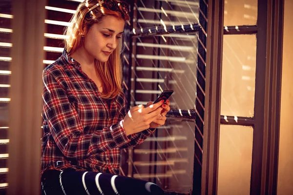 Urban girl holding a cellphone and texting messaging — Stock Photo, Image