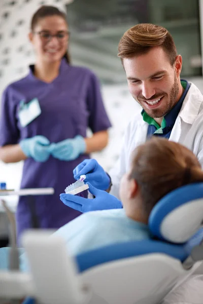 Dentista mostra corretamente escovar dentes modelo de dentes na mandíbula — Fotografia de Stock