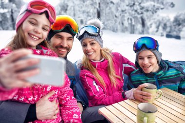 Aile gülüyor ve kış tatili birlikte kar keyfi