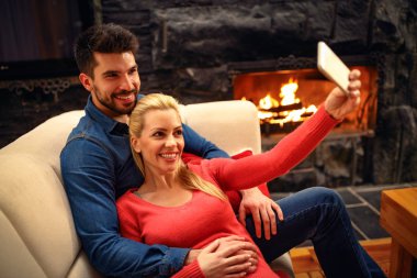 Selfie telefon ile alarak gülümseyen Romantik Çift