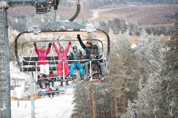 家庭滑雪者和滑雪板骑马到山顶 — 图库照片
