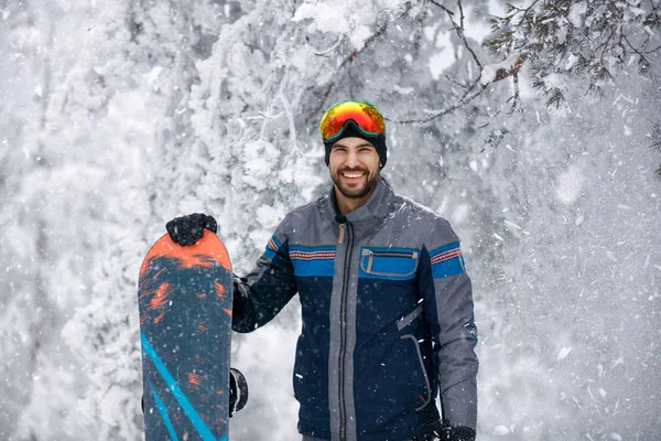 Porträt Snowboarder - Wintersport Lifestylekonzept — Stockfoto