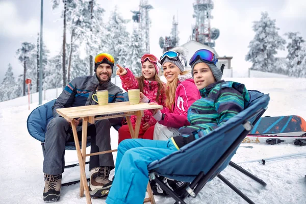 Skifahren, Winterspaß - Familie macht Teepause beim Skifahren — Stockfoto