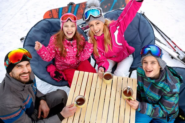 Família de esqui e neve divertido em montanhas de inverno — Fotografia de Stock