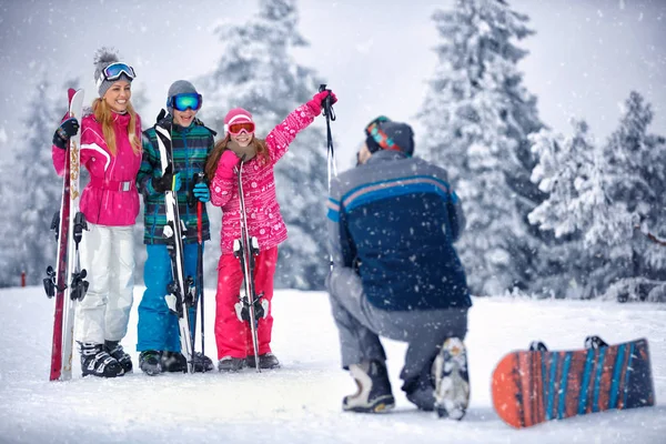 Padre prendere fotografare la famiglia in vacanza sulle montagne di neve — Foto Stock