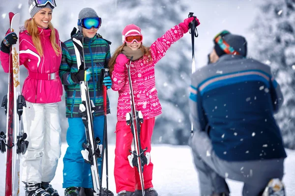 Familie im Winterurlaub beim gemeinsamen Fotografieren — Stockfoto