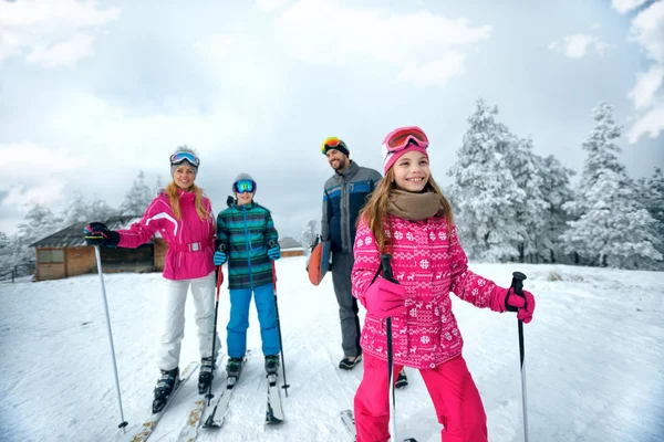 滑雪斜坡上的家庭在山上度假 — 图库照片
