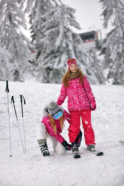 Mutter bereitet sich auf Skifahren im Skigebiet vor — Stockfoto