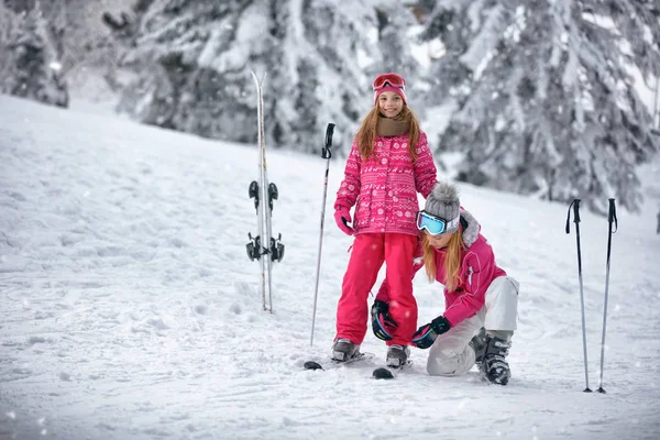 Ski, hiver, neige, soleil et plaisir - Mère se prépare pour le ski — Photo