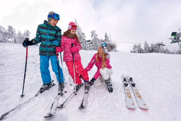 Narty, zima, śnieg, słońce i zabawa - matka, przygotowanie do jazdy na nartach — Zdjęcie stockowe