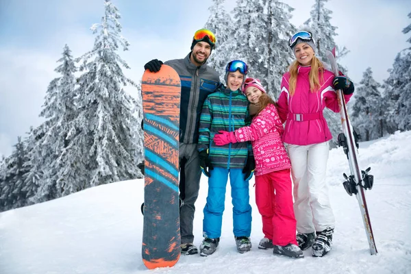 Familia disfrutando en vacaciones de invierno juntos — Foto de Stock