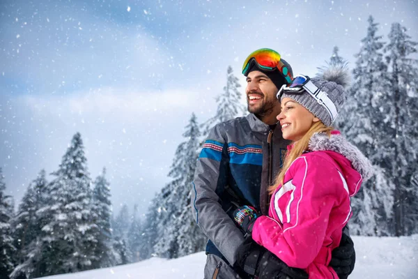 Paar genieten op winter heuvel en op zoek weg — Stockfoto