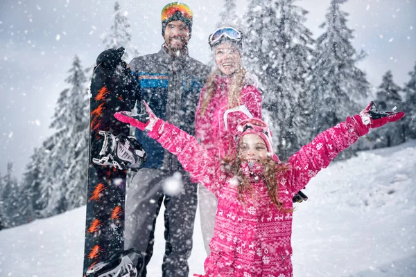 Familie spielt mit Schnee im Freien bei sonnigem Wetter auf dem Schneeberg — Stockfoto