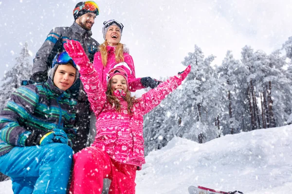 Junge Familie spielt im Schnee bei schönem sonnigen Wintertag im Freien — Stockfoto