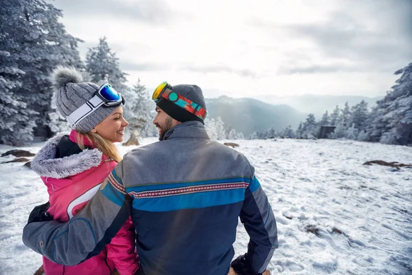 Vacaciones de San Valentín Pareja enamorada en la nieve blanca en la pista de esquí en el soleado día de invierno — Foto de Stock