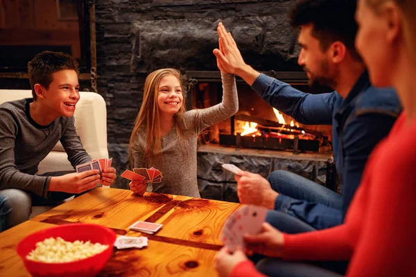 Menina bonito ganhou no jogo de cartas — Fotografia de Stock