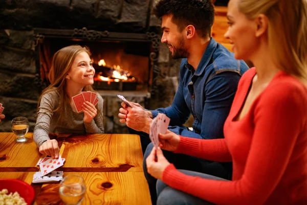 Söt flicka spela kortspel med föräldrar — Stockfoto
