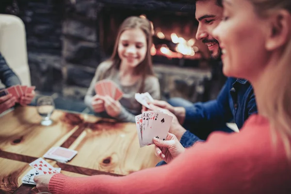 Jovem família jogo de cartas — Fotografia de Stock