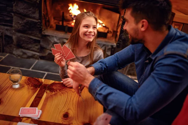 Leende far och dotter har bra tid spelkort — Stockfoto