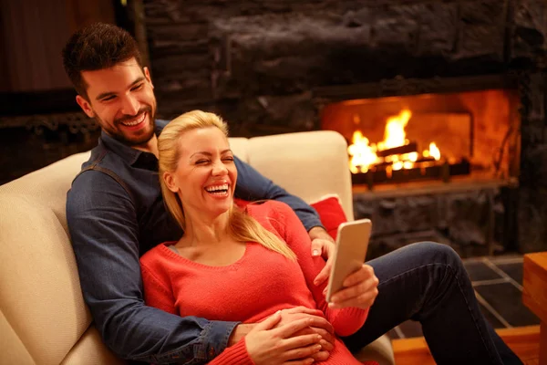 Gelukkige paar verliefd knuffelen en het gebruik van mobiele telefoon — Stockfoto