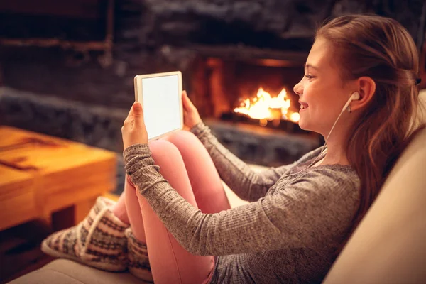 Criança sorrindo usando tablet ou ipad — Fotografia de Stock