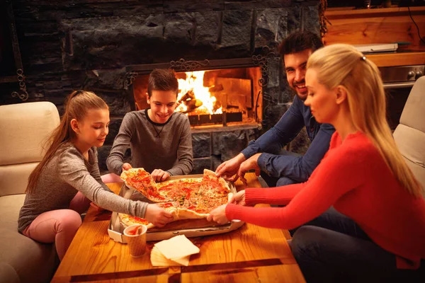 Pais e crianças comendo pizza juntos — Fotografia de Stock