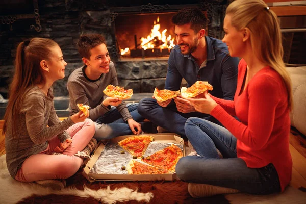 Gülümseyen ebeveynler ve çocuklar eğlenceli ve pizza yemek var. — Stok fotoğraf