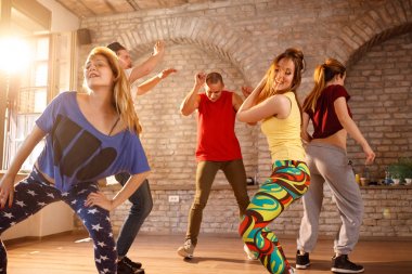 Spor salonunda birlikte dans dansçılar