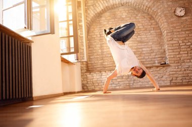Adam break-dancer amut ellerinde yapıyor