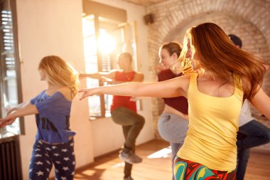 Genç dansçılar stüdyo dans 