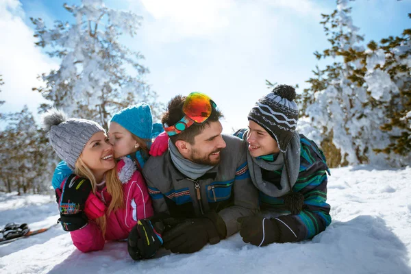 Ski, hó, nap és a család a téli szórakozás — Stock Fotó