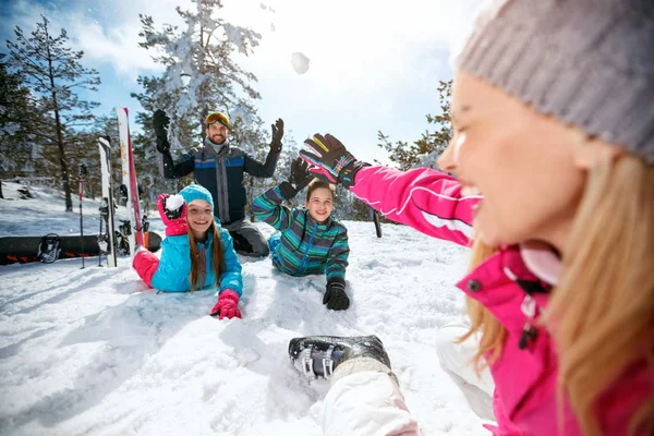 Familie spelen op sneeuw in skigebied — Stockfoto