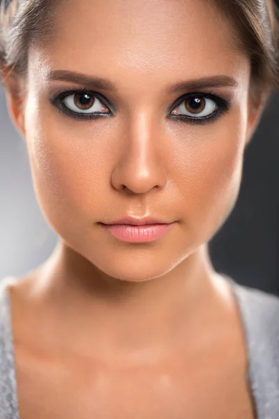 Glamour portrait de belle femme modèle avec maquillage et sombre — Photo