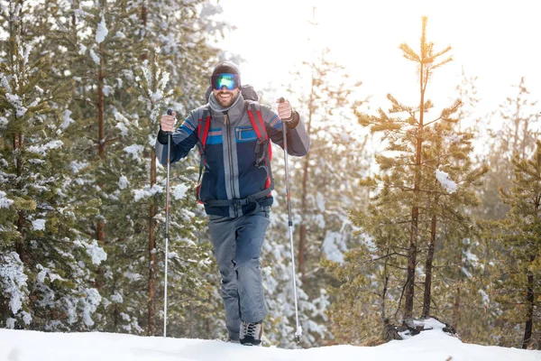 Természetjáró téli hegyekben. Ember, a hegyi túrázás hátizsák — Stock Fotó