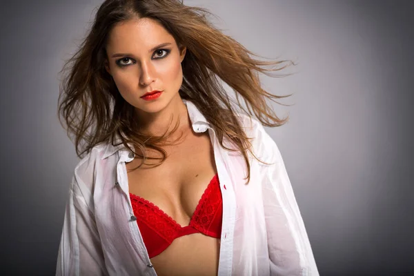 Bella donna attraente in reggiseno rosso — Foto Stock