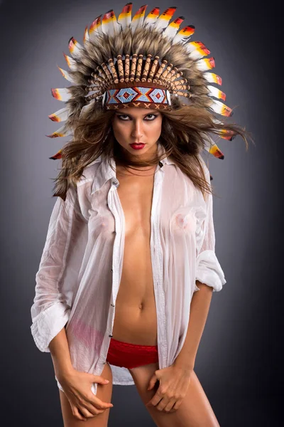 Σέξι κορίτσι στο native αμερικανική κοστούμι — Φωτογραφία Αρχείου