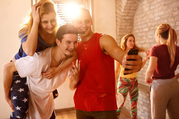 Tancerze z przyjaciółmi, biorąc selfie śmieszne razem — Zdjęcie stockowe